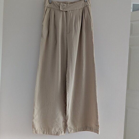 3/$30 Beige wide leg crop pants - Picture 1 of 8